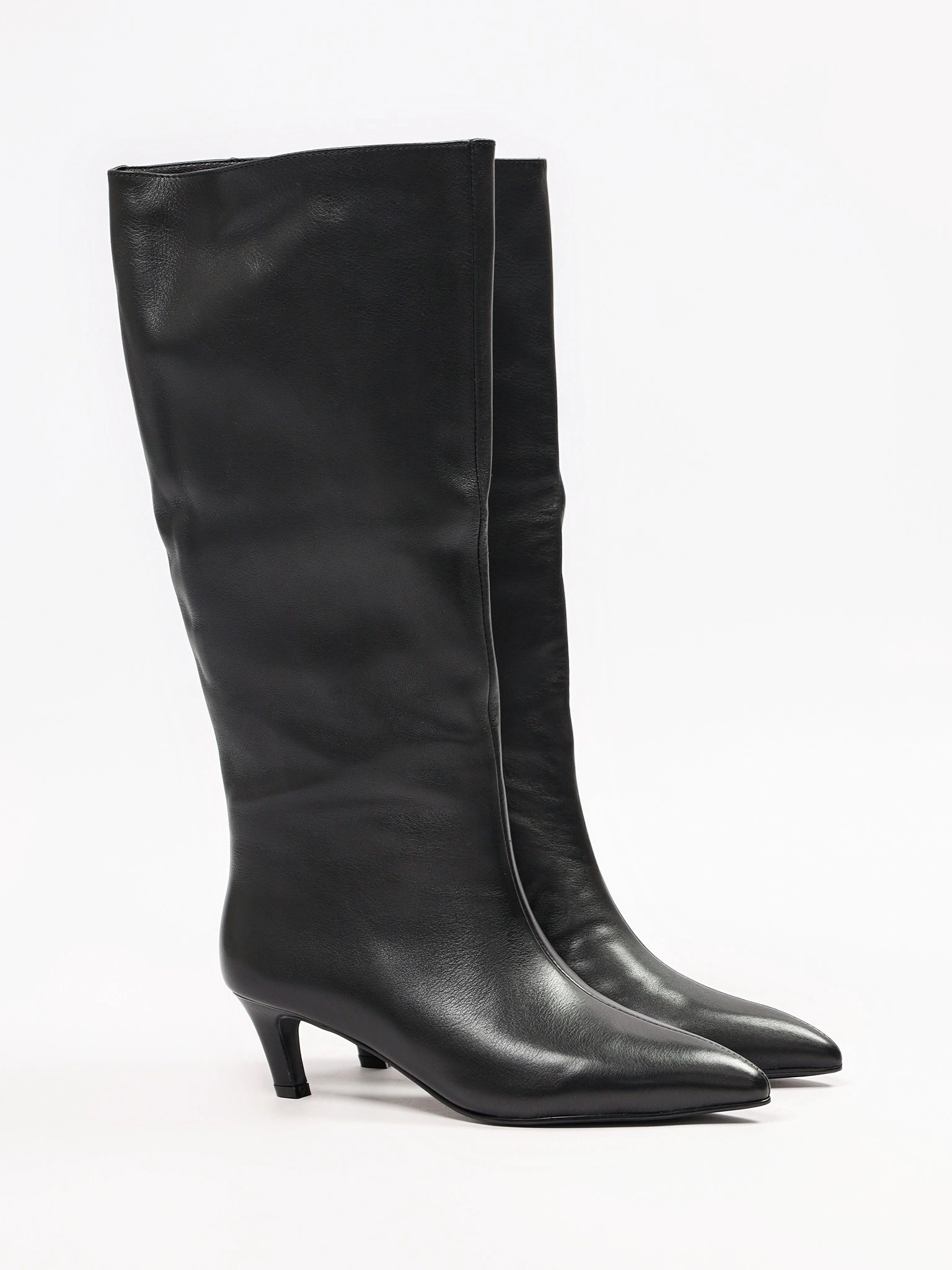 Сапоги черного цвета на среднем каблуке